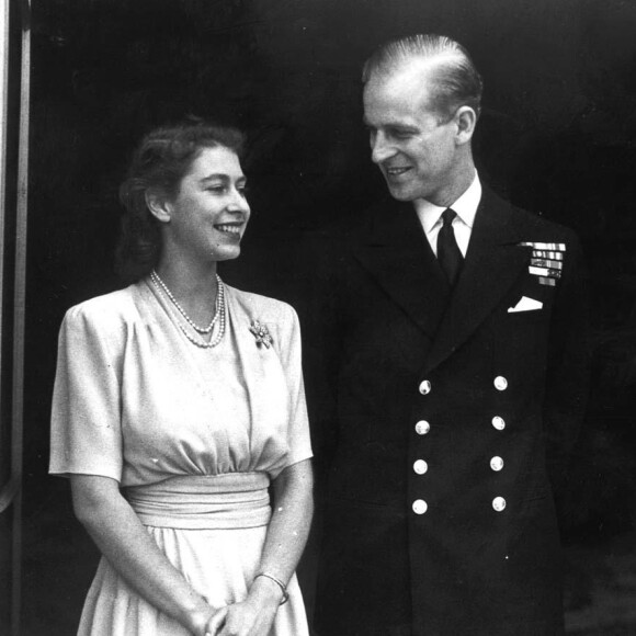 La princesse Elisabeth et le lieutenant Philip Mountbatten posant à l'occasion de l'annonce de leurs fiançailles le 10 juillet 1947 à Buckingham Palace.