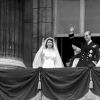 La princesse Elisabeth (future Elisabeth II) et le lieutenant Philip Mountbatten, duc d'Edimbourg, au balcon du palais de Buckingham le jour de leur mariage, le 20 novembre 1947.