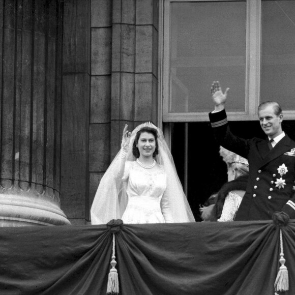 La princesse Elisabeth (future Elisabeth II) et le lieutenant Philip Mountbatten, duc d'Edimbourg, au balcon du palais de Buckingham le jour de leur mariage, le 20 novembre 1947.