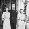 La princesse Elisabeth, le lieutenant Philip Mountbatten, et la princesse Margaret à Buckingham Palace en septembre 1947.