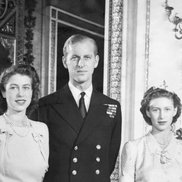 La princesse Elisabeth, le lieutenant Philip Mountbatten, et la princesse Margaret à Buckingham Palace en septembre 1947.