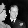 La princesse Elisabeth et le lieutenant Philip Mountbatten, duc d'Edimbourg, recevant un cadeau de mariage en avance le 31 octobre 1947, à Londres.
