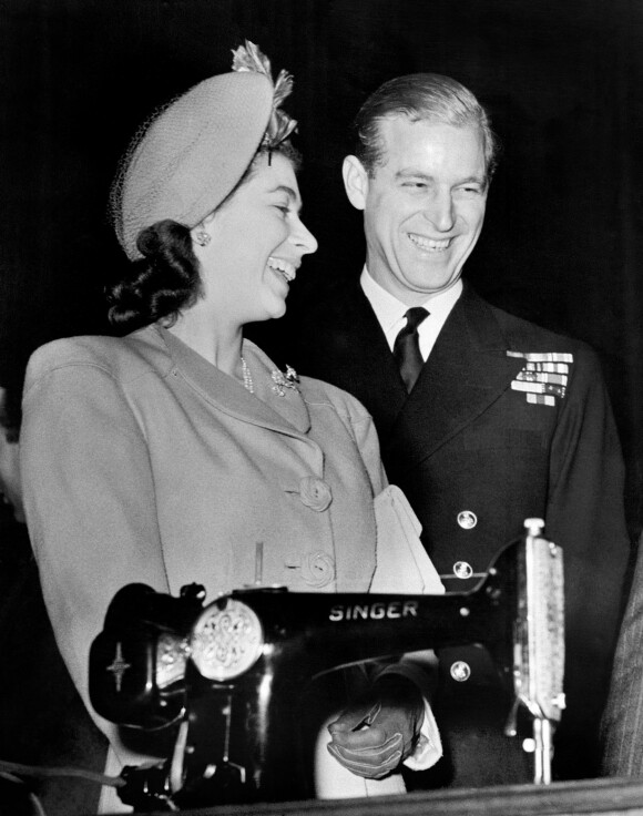 La princesse Elisabeth et le lieutenant Philip Mountbatten, duc d'Edimbourg, recevant un cadeau de mariage en avance le 31 octobre 1947, à Londres.