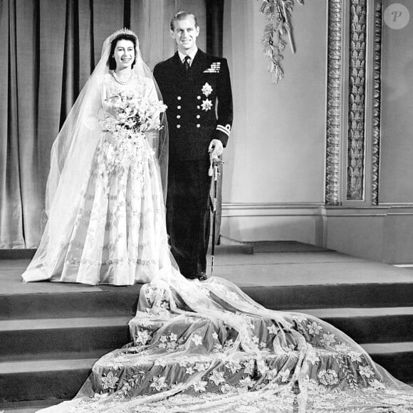 La princesse Elisabeth et le lieutenant Philip Mountbatten, duc d'Edimbourg, photographiés le jour de leur mariage, le 20 novembre 1947.