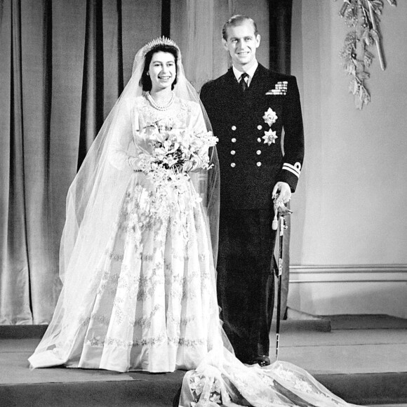La princesse Elisabeth et le lieutenant Philip Mountbatten, duc d'Edimbourg, photographiés le jour de leur mariage, le 20 novembre 1947.