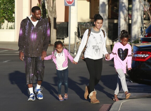 Gilbert Arenas et sa fiancée Laura Govan font du shopping en compagnie de leurs filles à Calabasas le 27 décembre 2014.