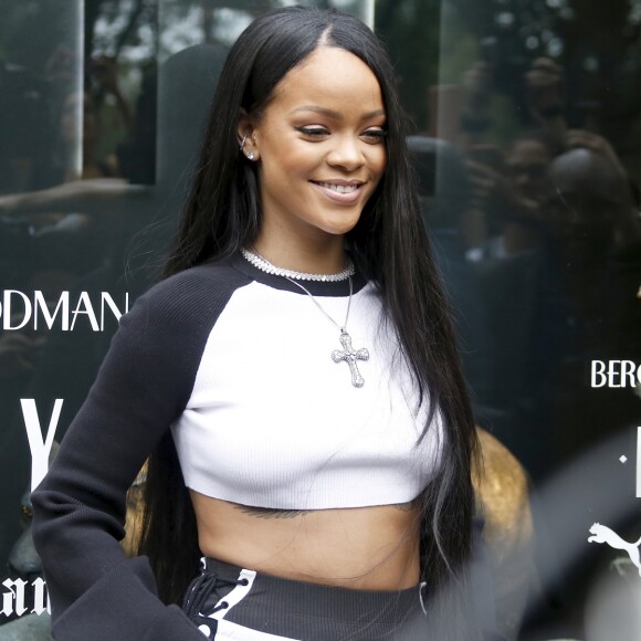 Rihanna présente sa collection "Fenty x Puma" dans le pop-up store du magasin Bergdorf Goodman à New York, le 6 septembre 2016.