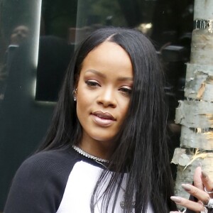 Rihanna présente sa collection "Fenty x Puma" dans le pop-up store du magasin Bergdorf Goodman à New York, le 6 septembre 2016.