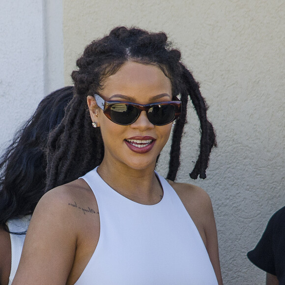 Rihanna assiste au baptême de son neveu Nicoli Carter dans une église de la Barbade le 9 octobre 2016.