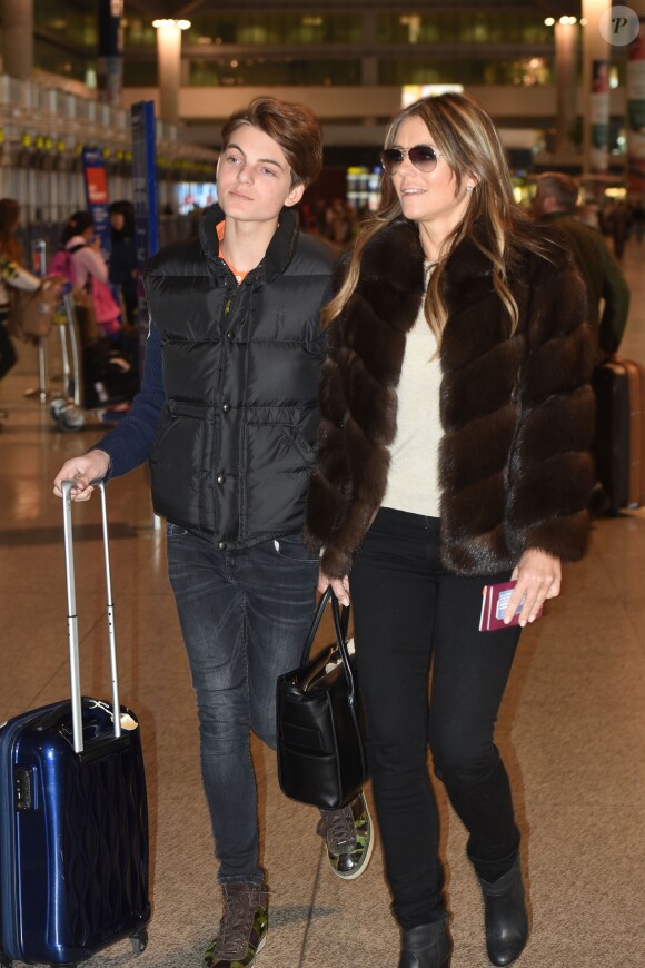 Liz (Elizabeth) Hurley et son fils Damian Charles sont à l'aéroport de Marbella, le 18 février 2016