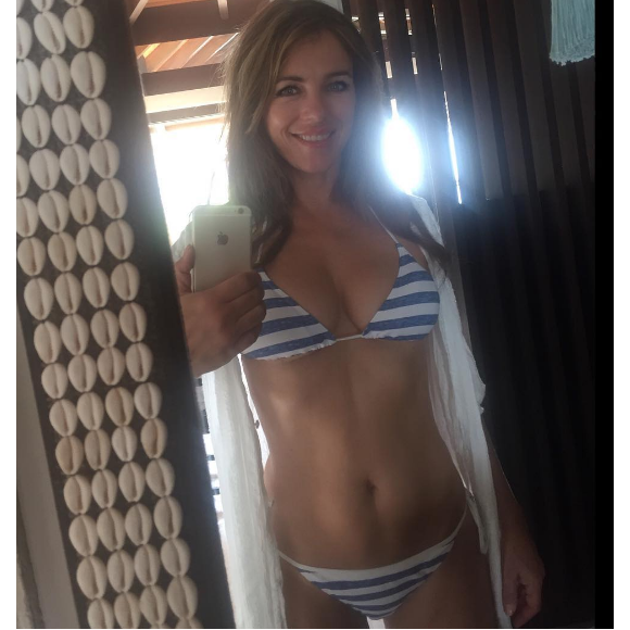 Elizabeth Hurley s'affiche en maillot de bain sur sa page Instagram pour assurer la promotion de sa ligne de vêtements de plage. Photo publiée au mois d'octobre 2016