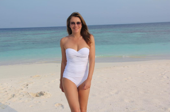 Elizabeth Hurley splendide en maillot de bain sur sa page Instagram pour assurer la promotion de sa ligne de vêtements de plage. Photo publiée au mois d'octobre 2016
