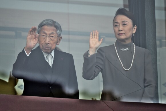 Le prince Mikasa (Takahito) au côté de la princesse Nobuko lors de l'apparition de la famille impériale du Japon au balcon du palais à Tokyo pour le Nouvel An 2015, le 2 janvier. Doyen et premier centenaire du clan, il est mort le 27 octobre 2016, à moins de deux mois de son 101e anniversaire.