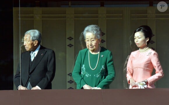 Le prince Mikasa (Takahito) avec sa femme Yuriko et la princesse Akiko lors de l'apparition de la famille impériale du Japon au balcon du palais à Tokyo pour le Nouvel An 2014, le 2 janvier 2014. Doyen et premier centenaire du clan, il est mort le 27 octobre 2016, à moins de deux mois de son 101e anniversaire.