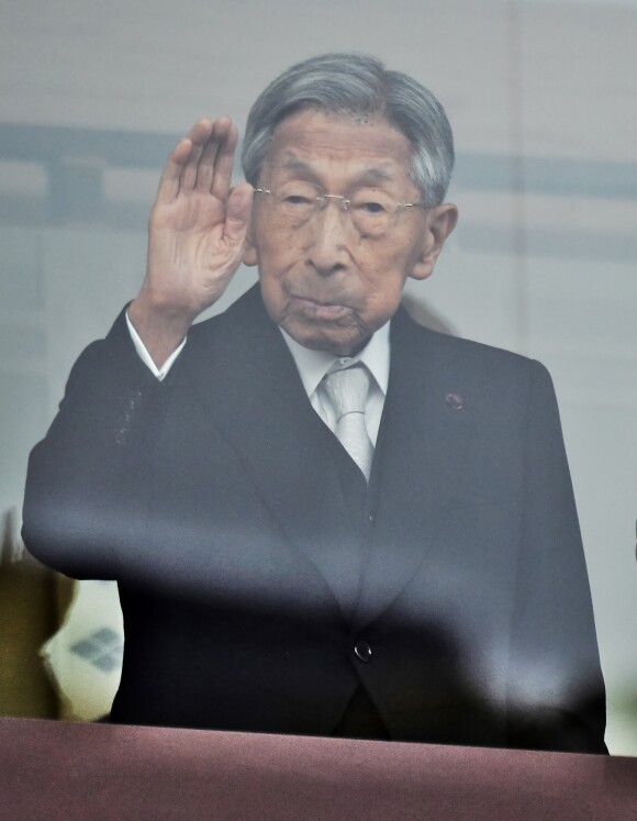 Le prince Mikasa (Takahito) lors de l'apparition de la famille impériale du Japon au balcon du palais à Tokyo pour le Nouvel An 2015. Doyen et premier centenaire du clan, il est mort le 27 octobre 2016, à moins de deux mois de son 101e anniversaire.