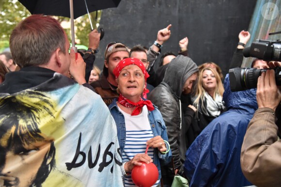 Fans faisant la queue pour la premier concert du chanteur Renaud de sa nouvelle tournée après dix ans d'absence aux Arènes de l'Agora à Evry, le 1er octobre 2016. © Lionel Urman/Bestimage
