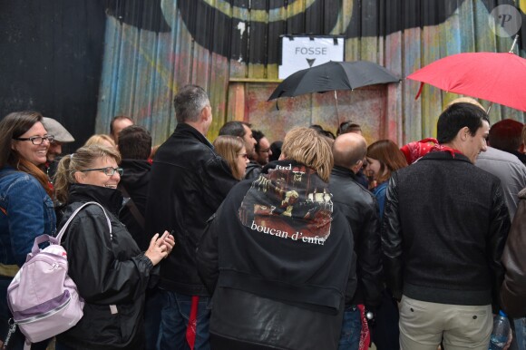 Fans faisant la queue pour la premier concert du chanteur Renaud de sa nouvelle tournée après dix ans d'absence aux Arènes de l'Agora à Evry, le 1er octobre 2016. © Lionel Urman/Bestimage