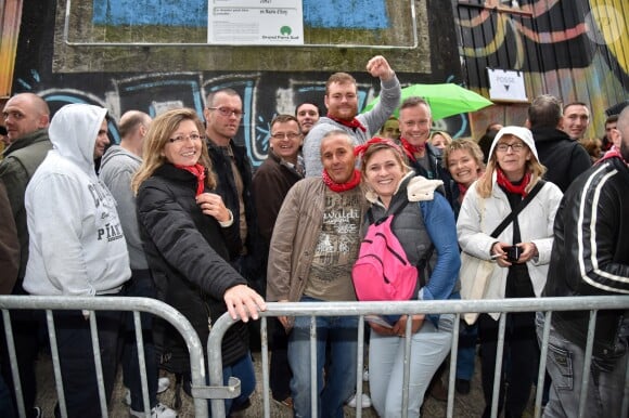 Fans faisant la queue pour la premier concert du chanteur Renaud de sa nouvelle tournée après dix ans d'absence aux Arènes de l'Agora à Evry, le 1er octobre 2016. © Lionel Urman/Bestimage