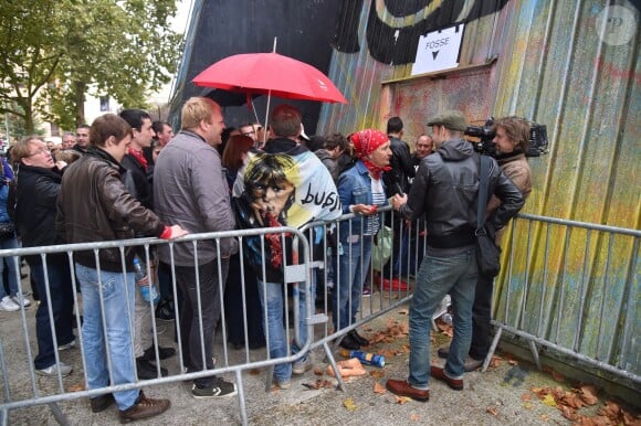 Fans faisant la queue pour la premier concert du chanteur Renaud de sa nouvelle tournée après dix ans d'absence aux Arènes de l'Agora à Evry, le 1er octobre 2016. © Lionel Urman/Bestimage
