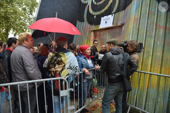 Fans faisant la queue pour la premier concert du chanteur Renaud de sa nouvelle tournée après dix ans d'absence aux Arènes de l'Agora à Evry, le 1er octobre 2016. © Lionel Urman/Bestimage