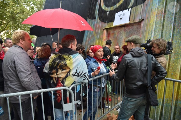 Fans faisant la queue pour la premier concert du chanteur Renaud de sa nouvelle tournée après dix ans d'absence aux Arènes de l'Agora à Evry, le 1er octobre 2016. © Lionel Urman/Bestimage