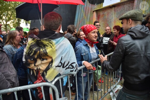 Fans faisant la queue pour la premier concert du chanteur Renaud de sa nouvelle tournée après dix ans d'absence aux Arènes de l'Agora à Evry, le 1er octobre 2016. © Lionel Urman/Bestimage