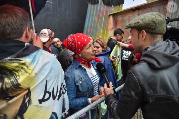Fans faisant la queue pour la premier concert du chanteur Renaud de sa nouvelle tournée après dix ans d'absence aux Arènes de l'Agora à Evry, le 1er octobre 2016. © Lionel Urman/Bestimage