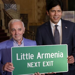 Charles Aznavour reçoit une étoile d'honneur de la communauté arménienne à Hollywood, Los Angeles, le 27 octobre 2016. C'est le président du sénat californien Kevin De León qui lui a remi son étoile.