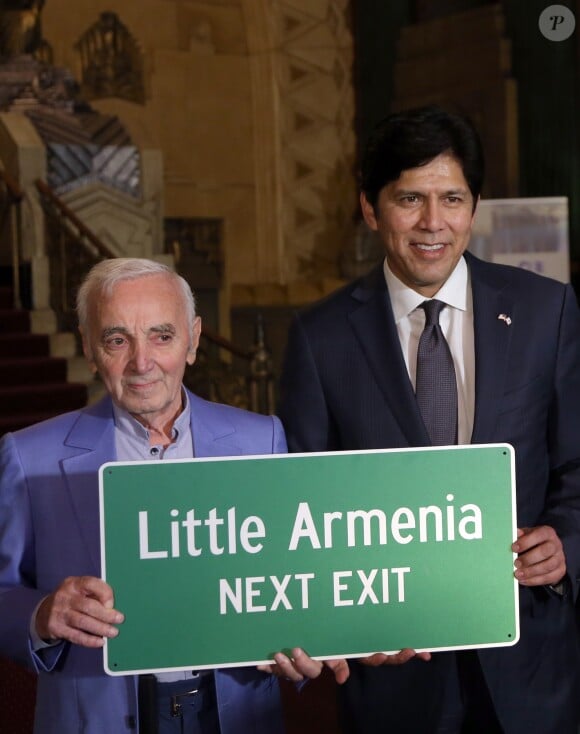 Charles Aznavour reçoit une étoile d'honneur de la communauté arménienne à Hollywood, Los Angeles, le 27 octobre 2016. C'est le président du sénat californien Kevin De León qui lui a remi son étoile.