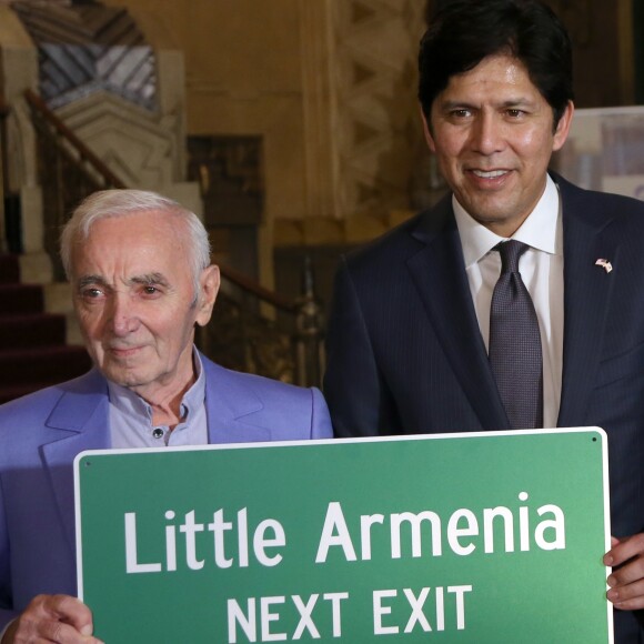 Charles Aznavour reçoit une étoile d'honneur de la communauté arménienne à Hollywood, Los Angeles, le 27 octobre 2016.