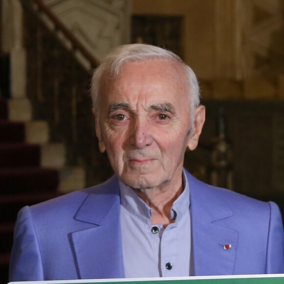 Charles Aznavour reçoit une étoile d'honneur de la communauté arménienne à Hollywood, Los Angeles, le 27 octobre 2016.