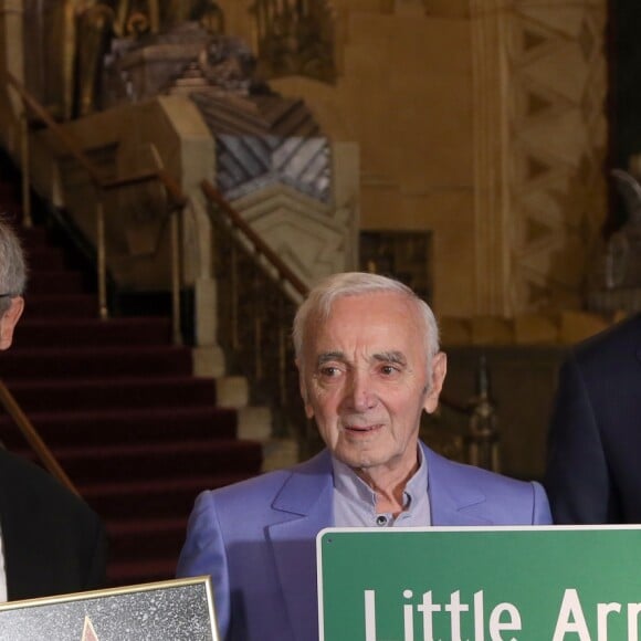 Charles Aznavour reçoit une étoile d'honneur de la communauté arménienne à Hollywood, Los Angeles, le 27 octobre 2016.