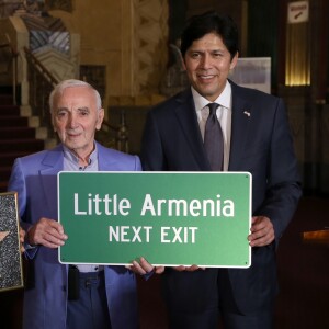 Charles Aznavour reçoit une étoile d'honneur de la communauté arménienne à Hollywood, Los Angeles, le 27 octobre 2016.