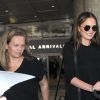 John Legend et sa femme Chrissy Teigen arrivent à l'aéroport de Los Angeles avec leur fille Luna, le 24 octobre 2016.