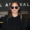 John Legend et sa femme Chrissy Teigen arrivent à l'aéroport de Los Angeles avec leur fille Luna, le 24 octobre 2016.