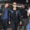John Legend et sa femme Chrissy Teigen arrivent à l'aéroport de Los Angeles avec leur fille Luna, le 24 octobre 2016.