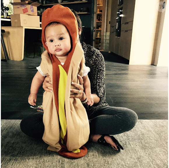 Luna, la fille de Chrissy Teigen et John Legend, déguisée en hot dog le 27 octobre 2016.