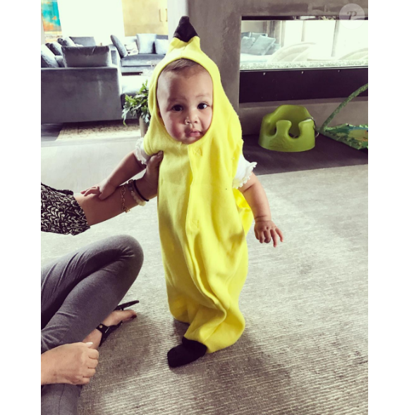Luna, la fille de Chrissy Teigen et John Legend, déguisée en banane le 27 octobre 2016.