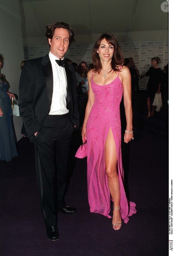 Liz Hurley et Hugh Grant - Soirée Versace à Londres en 1999