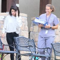 Selena Gomez en rehab : Amincie, entourée de médecin et la tête haute