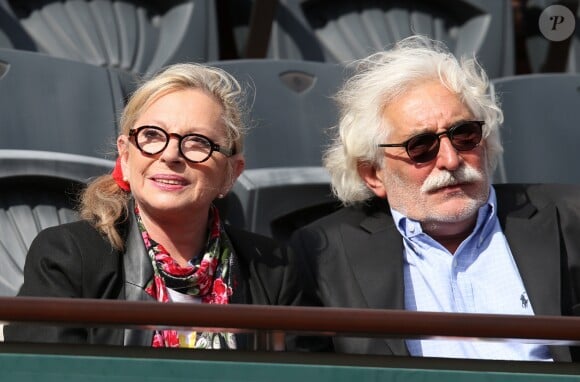 Véronique Sanson et son compagnon Christian Meilland dans les tribunes des Internationaux de France de tennis de Roland-Garros à Paris, le 2 juin 2015.