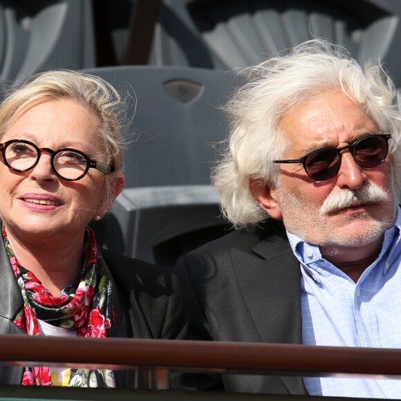 Véronique Sanson et son compagnon Christian Meilland dans les tribunes des Internationaux de France de tennis de Roland-Garros à Paris, le 2 juin 2015.