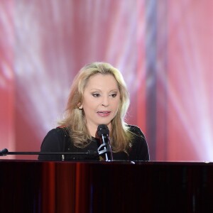 Véronique Sanson lors de l'enregistrement de l'émission "Vivement Dimanche", qui sera diffusée le 26 avril 2015.