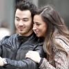 Kevin Jonas et sa femme Danielle se sont embrassés devant l'écran géant installé par Revlon, à l'occasion du Lovers Day, sur la place de Times Square à New York. Le 23 avril 2015 U.S singer Kevin Jonas with his wife Danielle Jonas are kissing front of the Revlon big screen National Lovers Day in Times Square, New York, NY on April 23, 2015.23/04/2015 - New York
