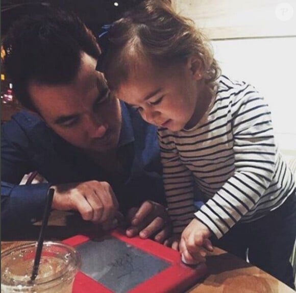 Kevin Jonas et sa fille Alena Rose (février 2016).