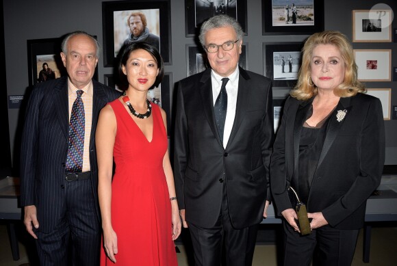 Frédéric Mitterrand, Fleur Pellerin, Serge Toubiana et Catherine Deneuve -participent à la visite privée de l'exposition "Martin Scorsese" à la cinémathèque française à Paris, le 13 octobre 2015.