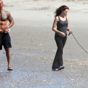 Exclusif - Dwayne Johnson et sa petite amie Lauren Hashian promènent leur chien sur une plage à Miami, le 10 mars 2016