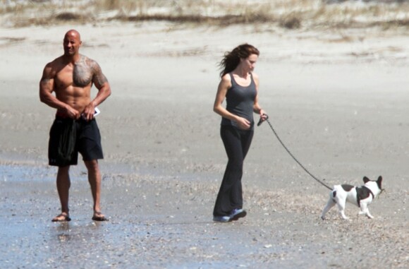 Exclusif - Dwayne Johnson et sa petite amie Lauren Hashian promènent leur chien sur une plage à Miami, le 10 mars 2016