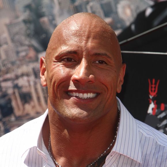 Dwayne Johnson laisse ses empreintes dans le ciment hollywoodien au TCL Chinese Theater à Hollywood, le 19 mai 2015