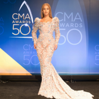 Beyoncé invitée surprise des CMA Awards, Taylor Swift renoue avec la country